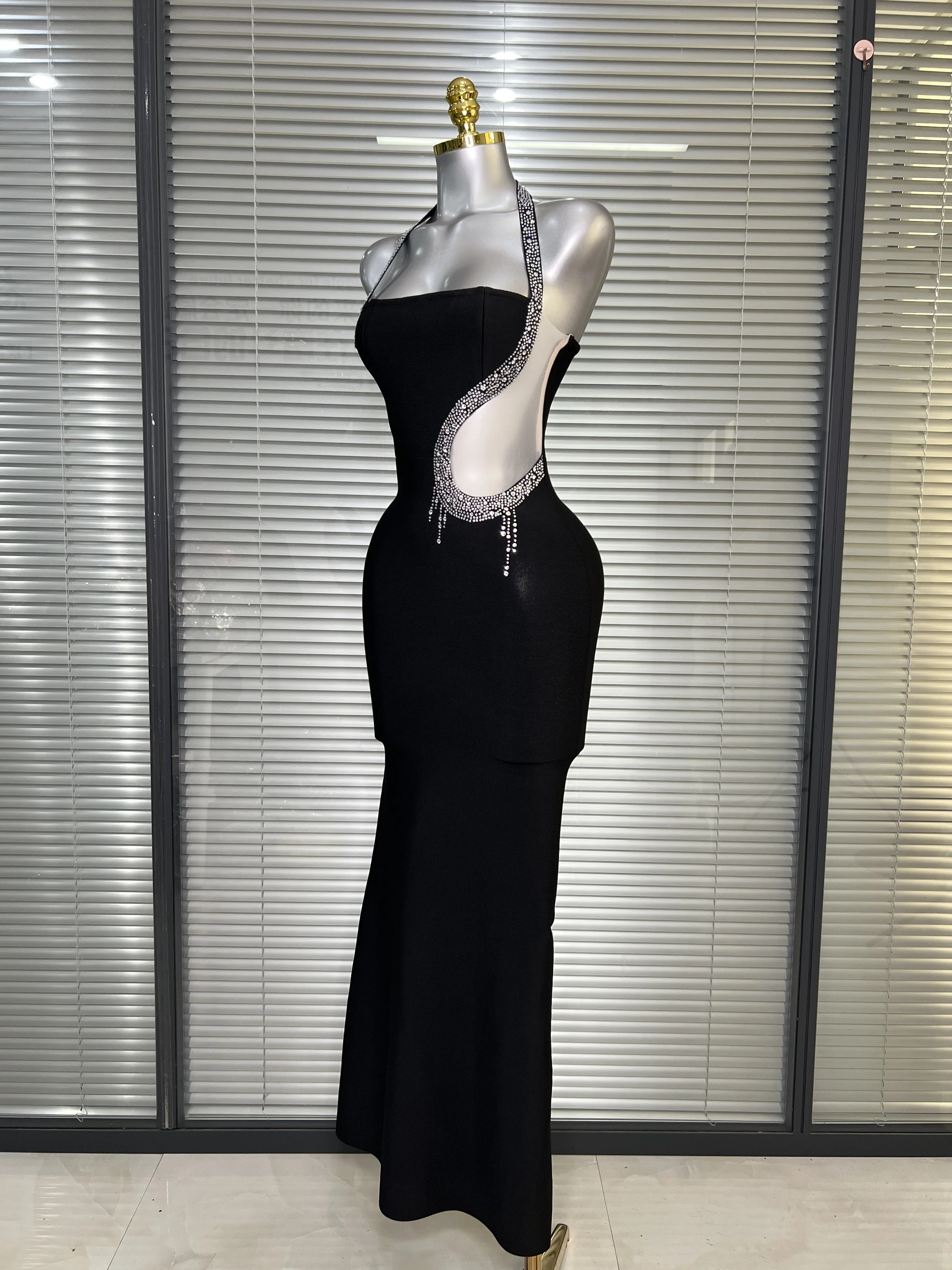 Женское черное облегающее бандажное платье с лямкой на шее и кристаллами, длинное вечернее платье с рыбьим хвостом и бриллиантами, Vestido
Женское черное облегающее бандажное платье с лямкой на шее и кристаллами, длинное вечернее платье с рыбьим хвостом и бриллиантами, Vestido