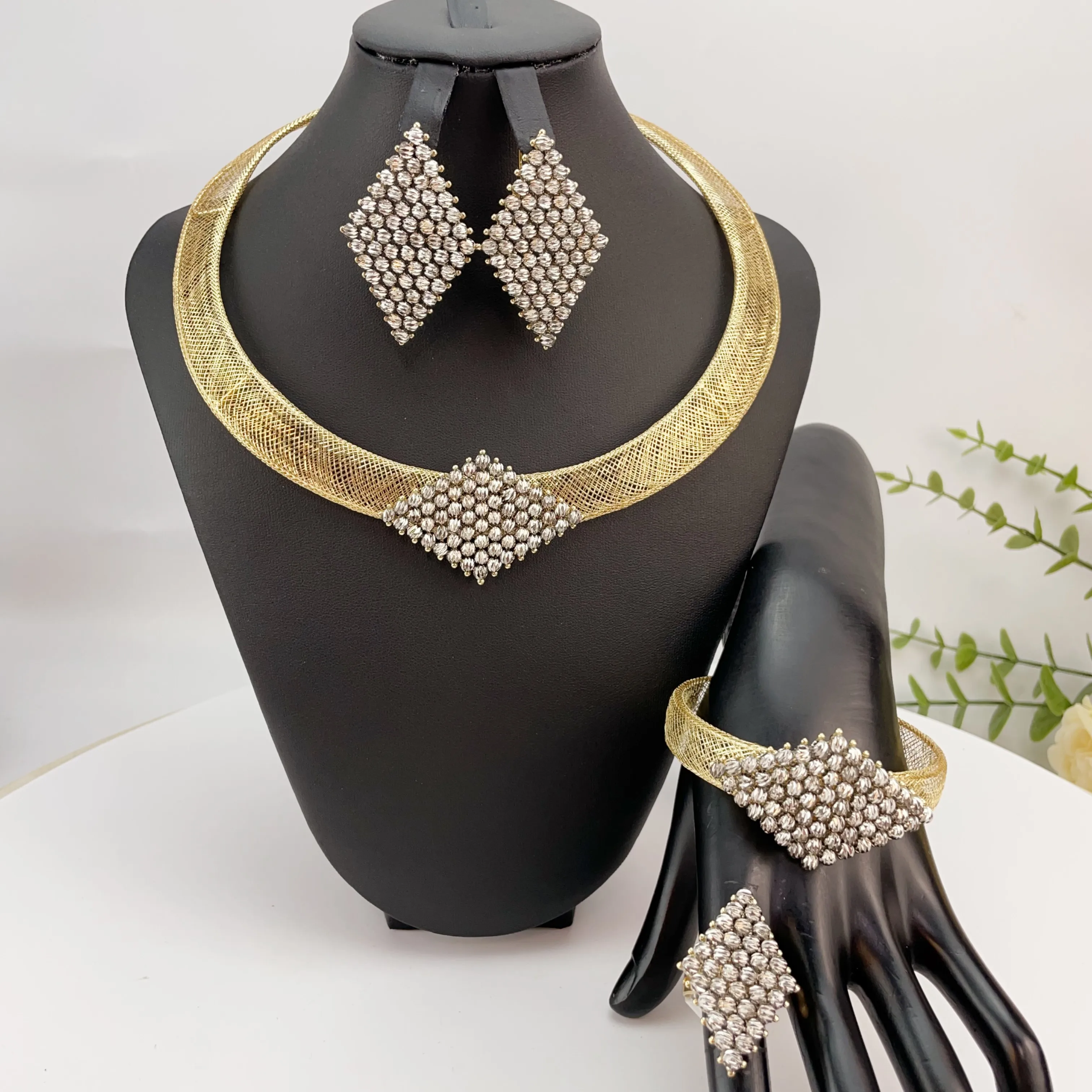 Exquisite and fashionable high-end jewelry set, suitable for various parties, brides and weddings to wear FHK24831
Exquisite and fashionable high-end jewelry set, suitable for various parties, brides and weddings to wear FHK24831