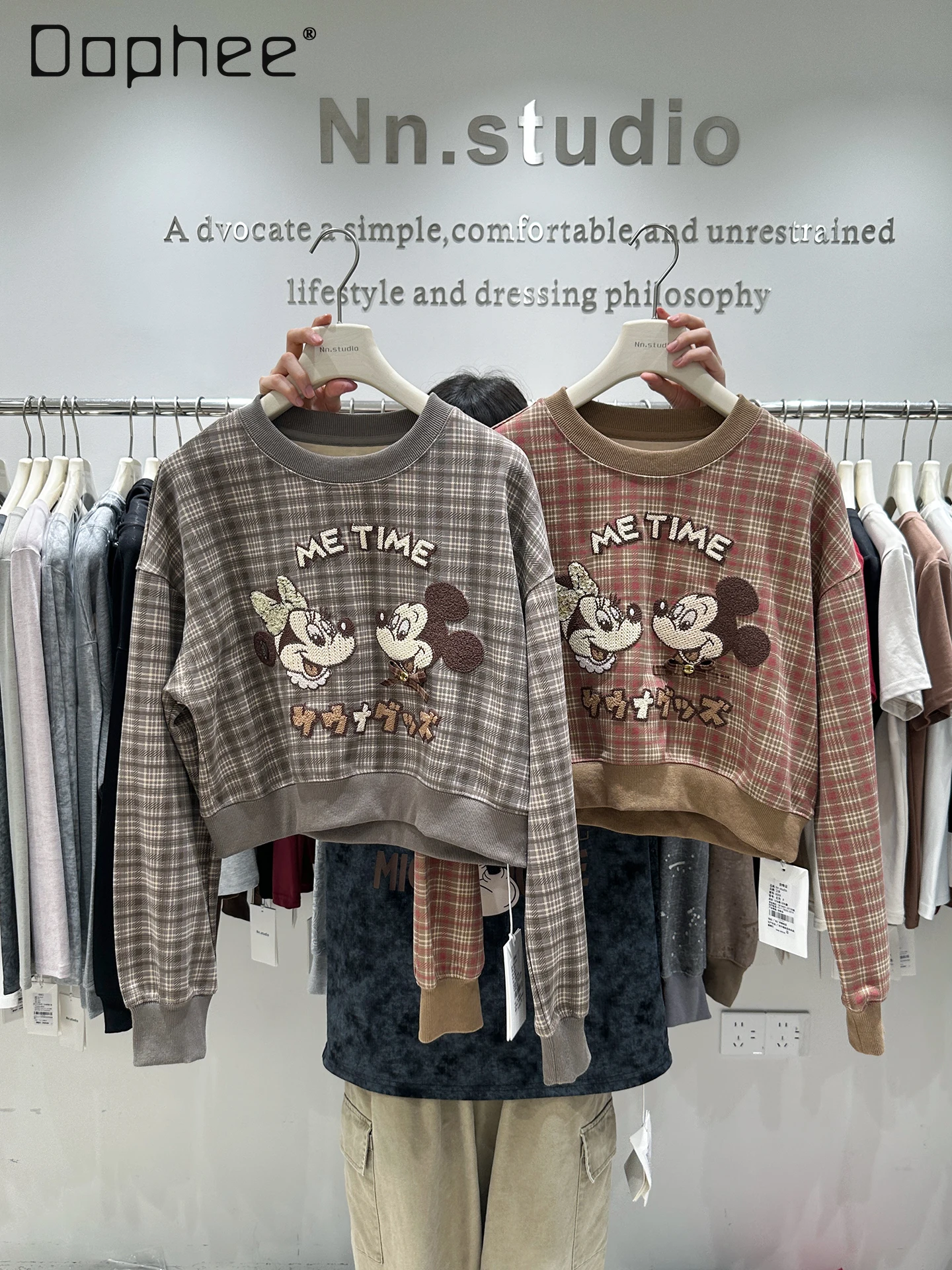 European Heavy Embroidery Cartoon Crew Neck Sweatshirt for Women 2025 New Spring and Autumn Retro Plaid Short Loose Top
European Heavy Embroidery Cartoon Crew Neck Sweatshirt for Women 2025 New Spring and Autumn Retro Plaid Short Loose Top