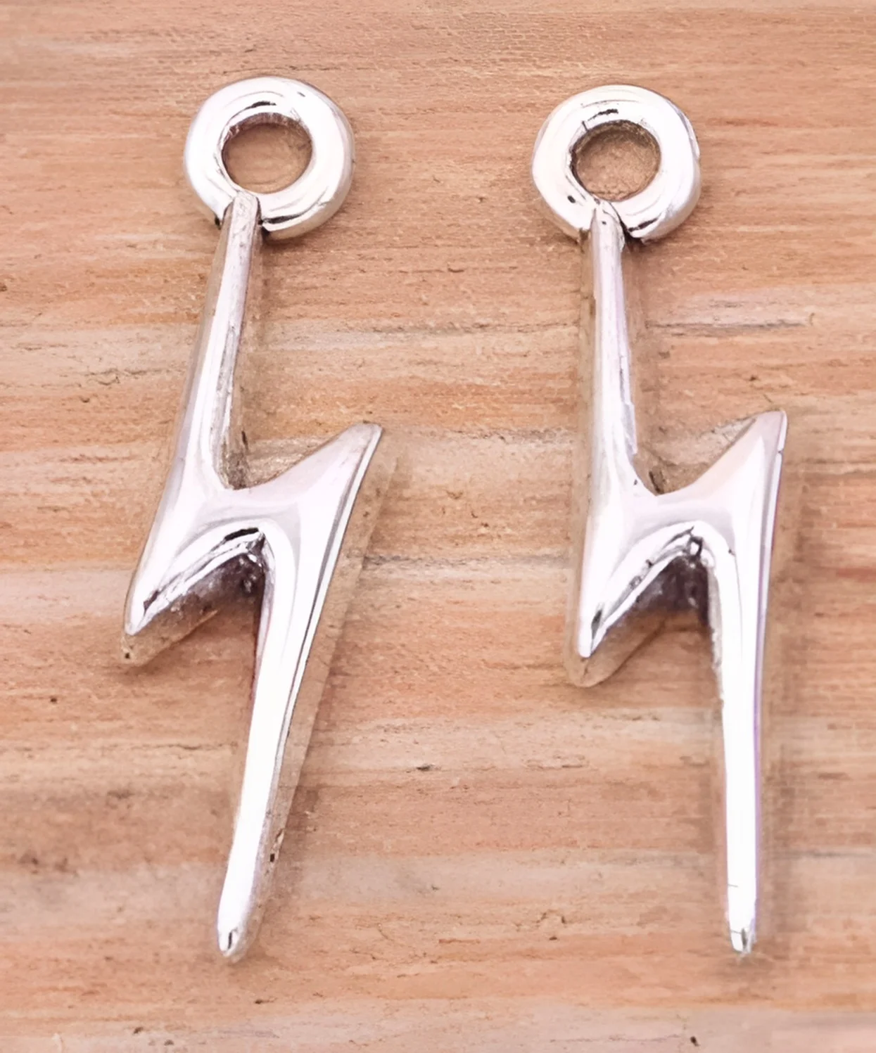 20pcs 20*5mm Alloy metal tibetan silver color lightning shaped pendants for jewelry handmade HW2587
20pcs 20*5mm Alloy metal tibetan silver color lightning shaped pendants for jewelry handmade HW2587