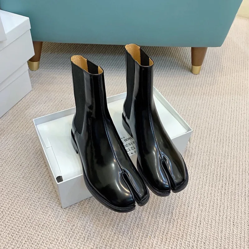 2025 niche leather split-toed trotters are slim and thick-soled with Chelsea booties.
2025 niche leather split-toed trotters are slim and thick-soled with Chelsea booties.