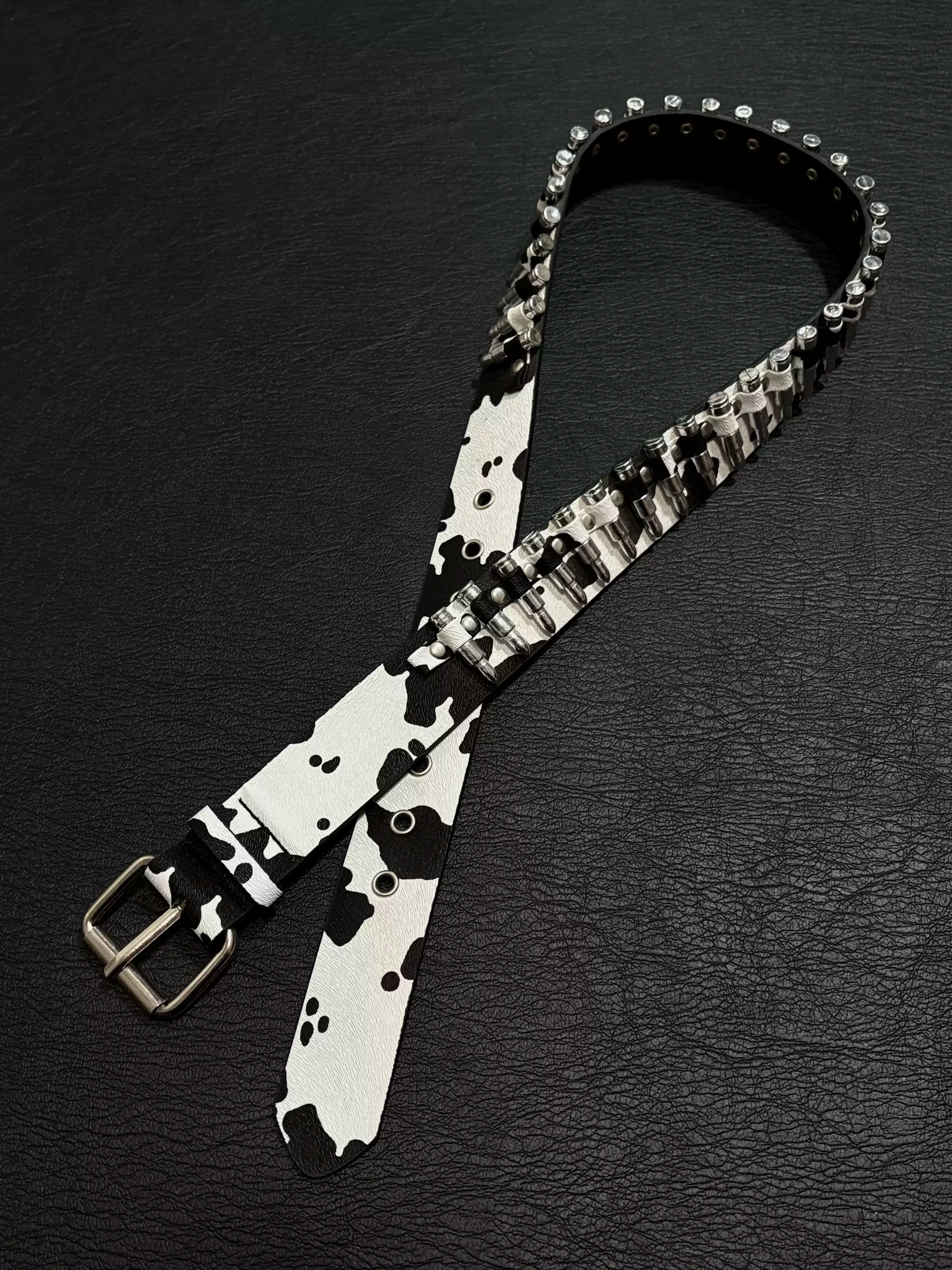 Ретро оригинальный нишевый модный панк-высокое качество ремень с коровьим принтом пуля из искусственной кожи с пряжкой рубашка украшения аксессуары
Ретро оригинальный нишевый модный панк-высокое качество ремень с коровьим принтом пуля из искусственной кожи с пряжкой рубашка украшения аксессуары