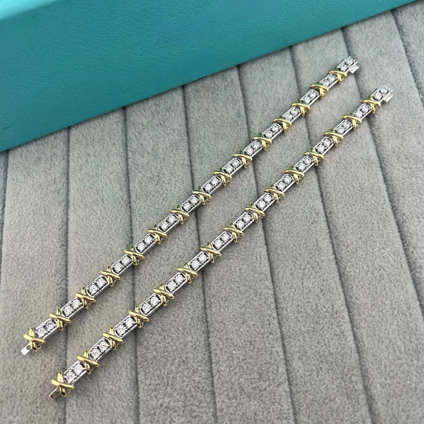 High-quality cross-color matching bracelet men's and women's light versatile temperament diamond-encrusted personalized
High-quality cross-color matching bracelet men's and women's light versatile temperament diamond-encrusted personalized