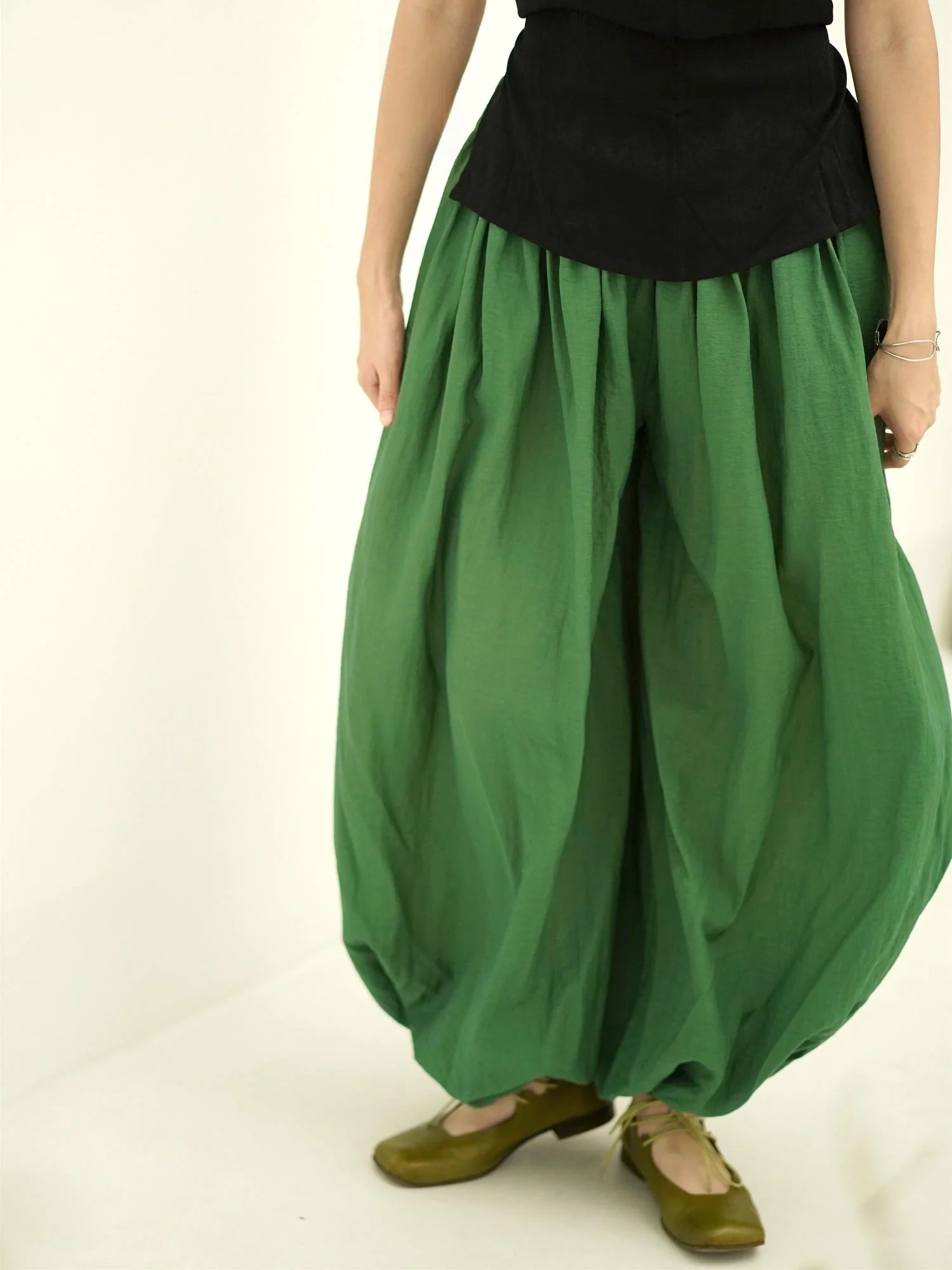 Брюки-фонарики Luozhou Collection, плиссированные, из льна, со шнурком, в стиле Вэй Цзинь, длинные, с завязками, женские, для ханьфу, универсальные, регулируемые...
Брюки-фонарики Luozhou Collection, плиссированные, из льна, со шнурком, в стиле Вэй Цзинь, длинные, с завязками, женские, для ханьфу, универсальные, регулируемые...