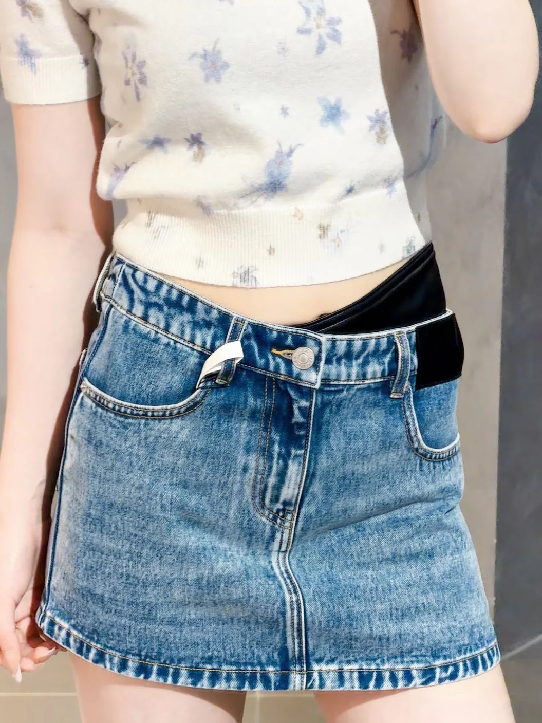 Summer 2026 New Style Ann South Oil Version Spicy Girl Skirt Asymmetrical Leather Waist Head Denim Skirt for Women
Summer 2026 New Style Ann South Oil Version Spicy Girl Skirt Asymmetrical Leather Waist Head Denim Skirt for Women