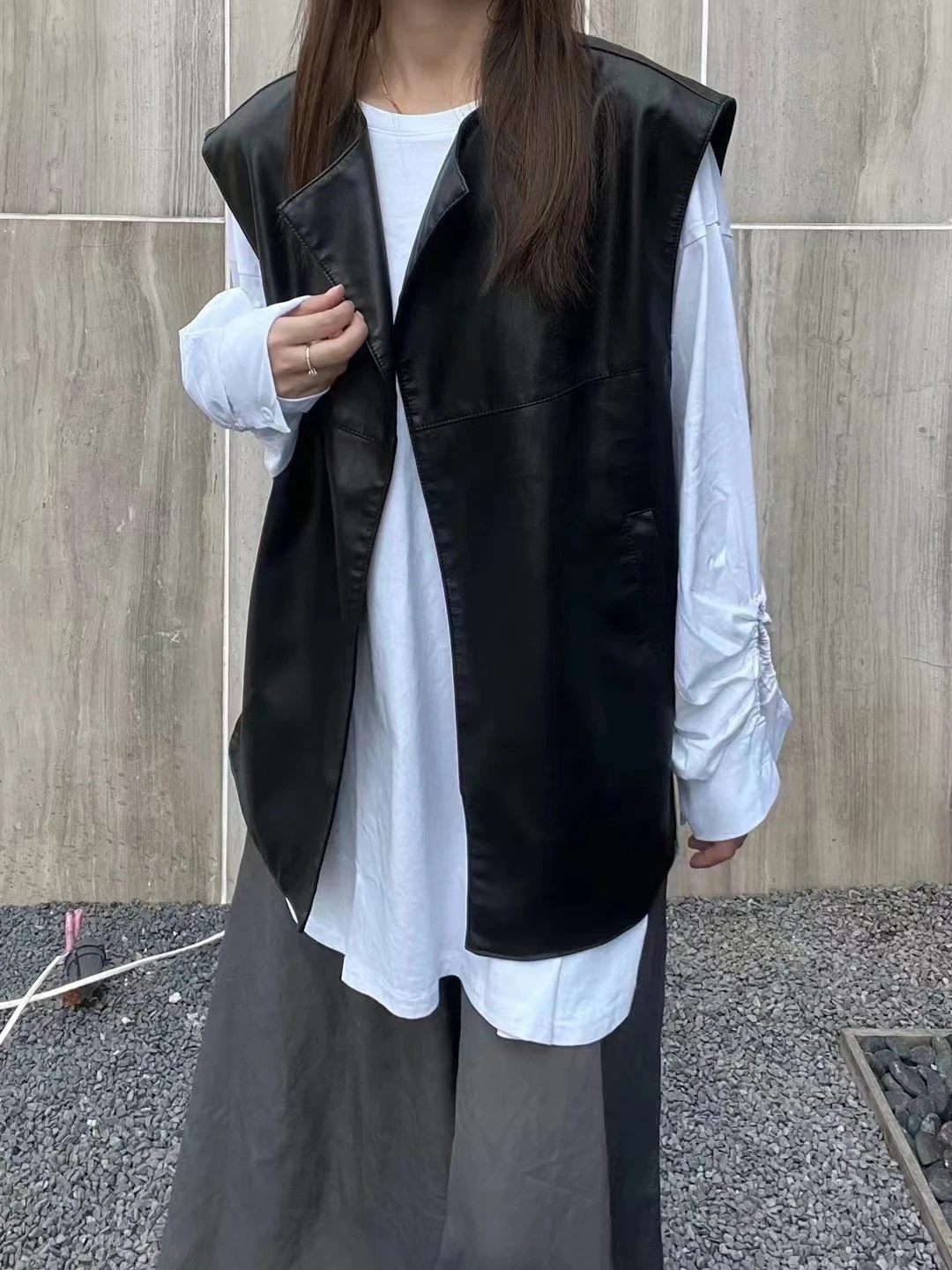 Свободный черный жилет из искусственной кожи, круглый жилет Ne Svel, ранняя осень, новый корейский дизайн, Dongdaemun, полный размер
Свободный черный жилет из искусственной кожи, круглый жилет Ne Svel, ранняя осень, новый корейский дизайн, Dongdaemun, полный размер