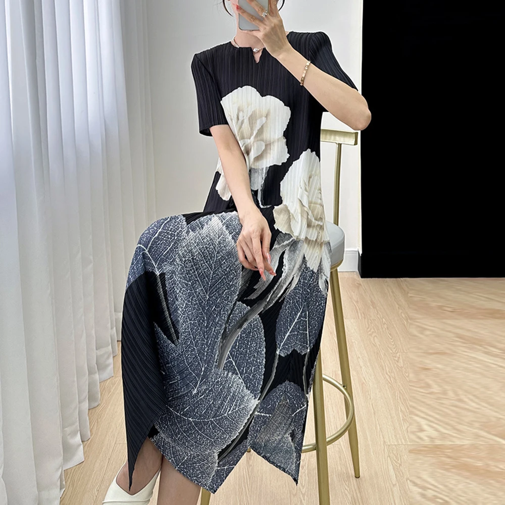 Noble mother summer dress women's new loose pleated large size temperament printed black long dress
Noble mother summer dress women's new loose pleated large size temperament printed black long dress