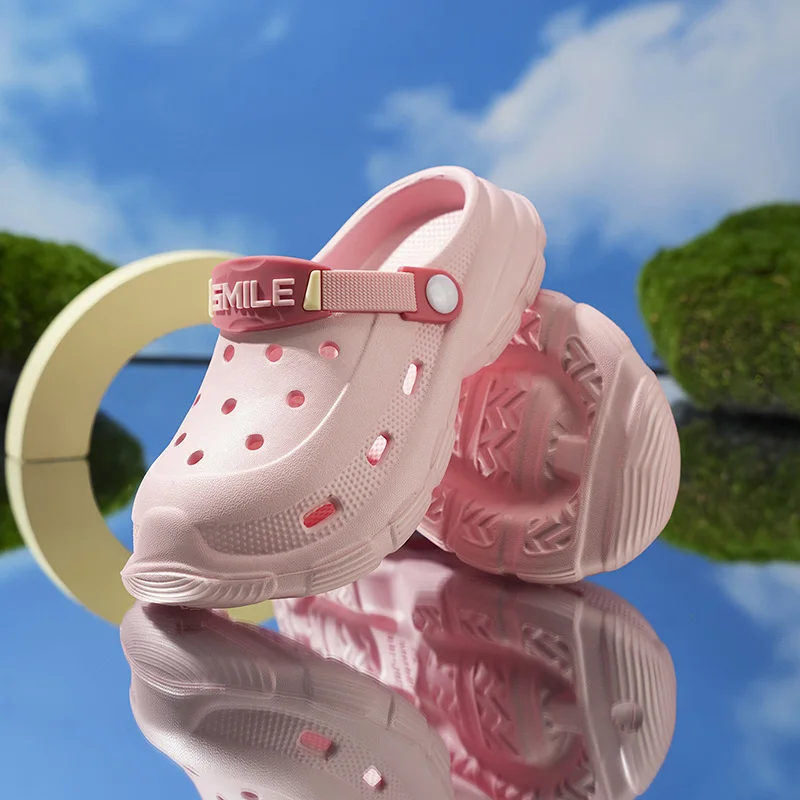 A pair of cool and breathable children's summer sandals with perforated design. Comfortable to wear. AL-61821
A pair of cool and breathable children's summer sandals with perforated design. Comfortable to wear. AL-61821