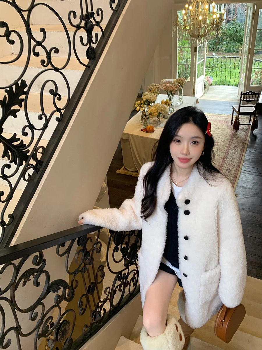 Женская зимняя куртка средней длины с воротником-стойкой из овечьего меха, новая, теплая, ветрозащитная, в корейском стиле
Женская зимняя куртка средней длины с воротником-стойкой из овечьего меха, новая, теплая, ветрозащитная, в корейском стиле