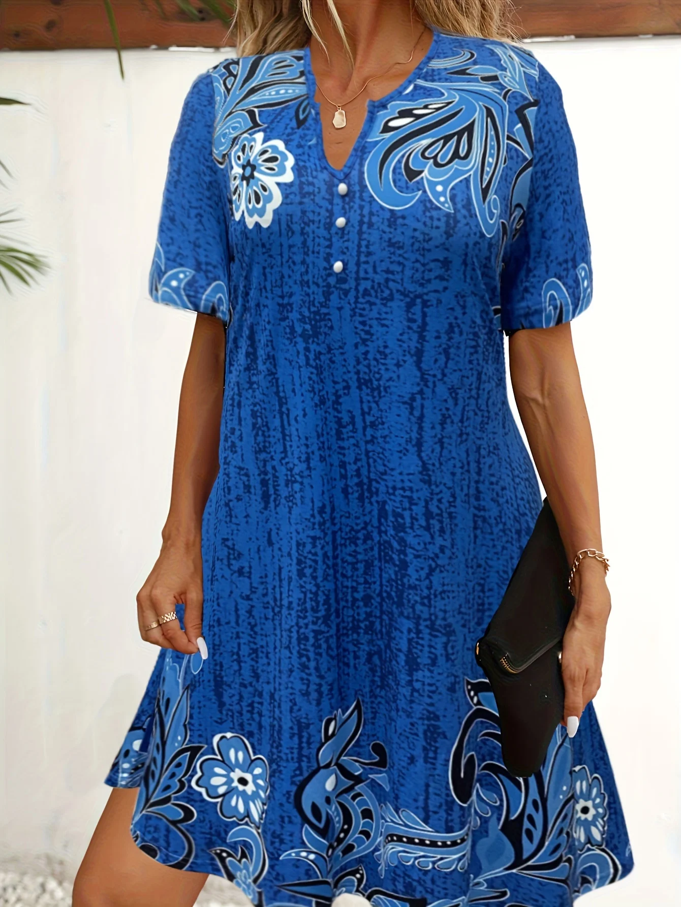 Женское платье с коротким рукавом и V-образным вырезом с цветочным принтом 
Женское платье с коротким рукавом и V-образным вырезом с цветочным принтом