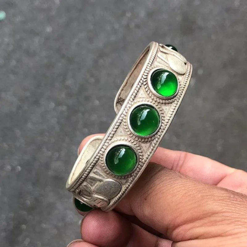 Retro Vintage Tibetan Silver Open Bangle, Inlaid Green Oval Cabochon Bracelet, Handmade Craft Jewelry for Women
Retro Vintage Tibetan Silver Open Bangle, Inlaid Green Oval Cabochon Bracelet, Handmade Craft Jewelry for Women