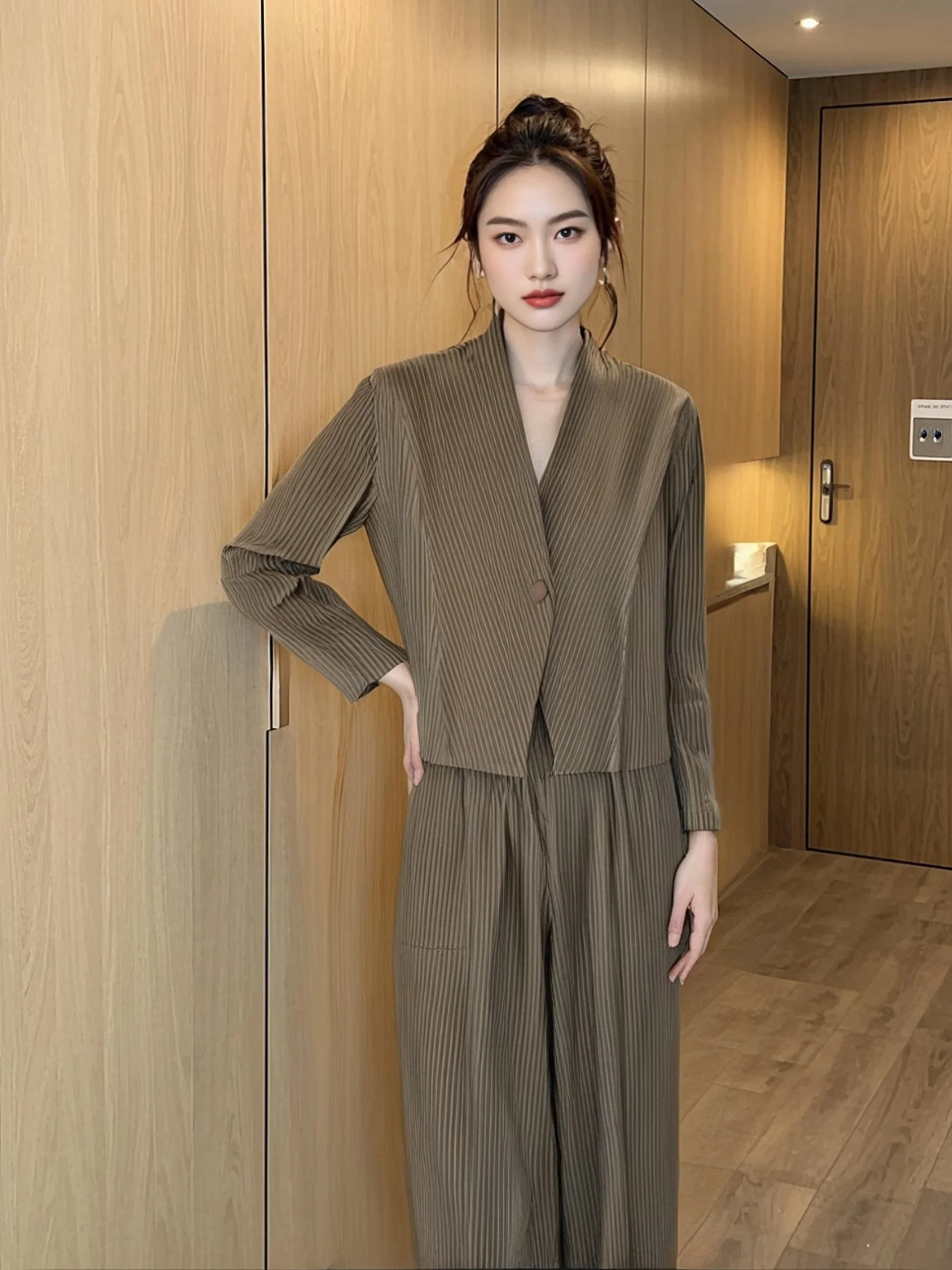 Miyake Pleated Autumn Temperament Outfit, Loose and Casual, Simple Commuting, Slimming, Pleated Solid Color Pants Set for Women
Miyake Pleated Autumn Temperament Outfit, Loose and Casual, Simple Commuting, Slimming, Pleated Solid Color Pants Set for Women
