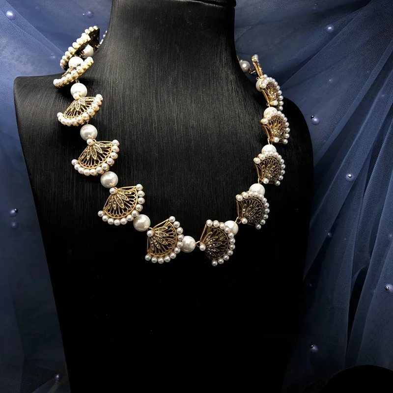 Medieval Western Jewelry High-end Sense Old Gold Diamond Pearl Hollow Fan Design Necklace Earrings Set Versatile
Medieval Western Jewelry High-end Sense Old Gold Diamond Pearl Hollow Fan Design Necklace Earrings Set Versatile