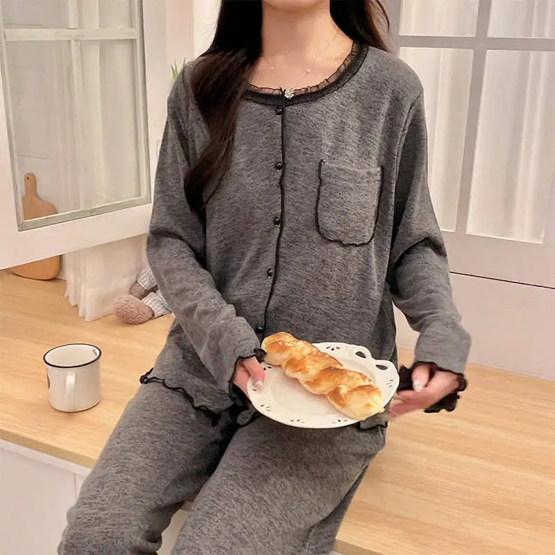 Пижамные комплекты бирюзового цвета для женщин: домашняя одежда с цветовыми блоками, рукавом три четверти, круглым вырезом, капри. Весна-лето. Современный, уникальный дизайн.
Пижамные комплекты бирюзового цвета для женщин: домашняя одежда с цветовыми блоками, рукавом три четверти, круглым вырезом, капри. Весна-лето. Современный, уникальный дизайн.