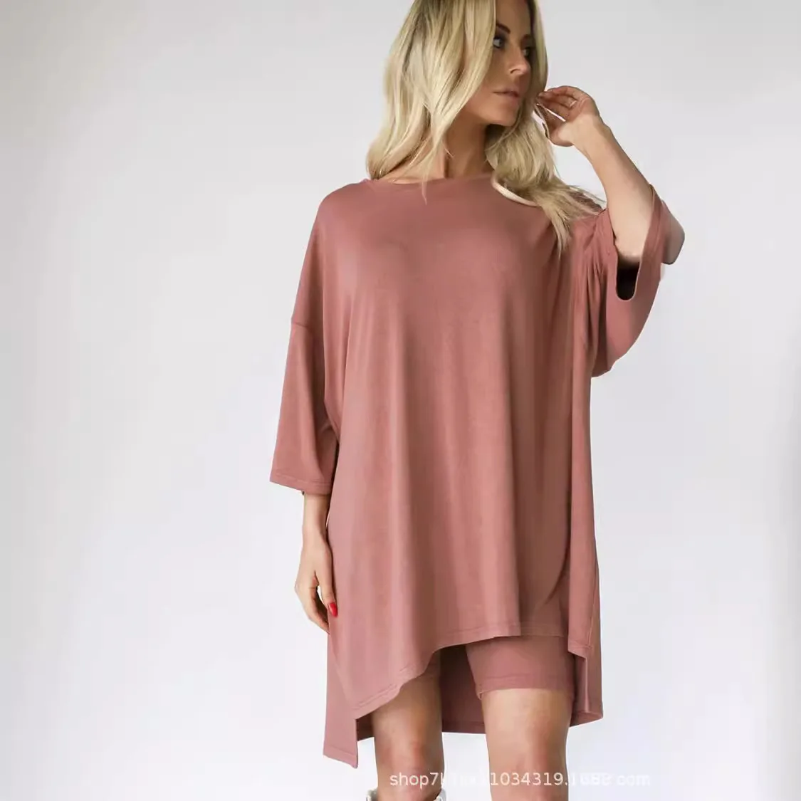 Весенне-летняя новая универсальная свободная женская одежда больших размеров, повседневная домашняя футболка с короткими рукавами и шорты, комплект
Весенне-летняя новая универсальная свободная женская одежда больших размеров, повседневная домашняя футболка с короткими рукавами и шорты, комплект