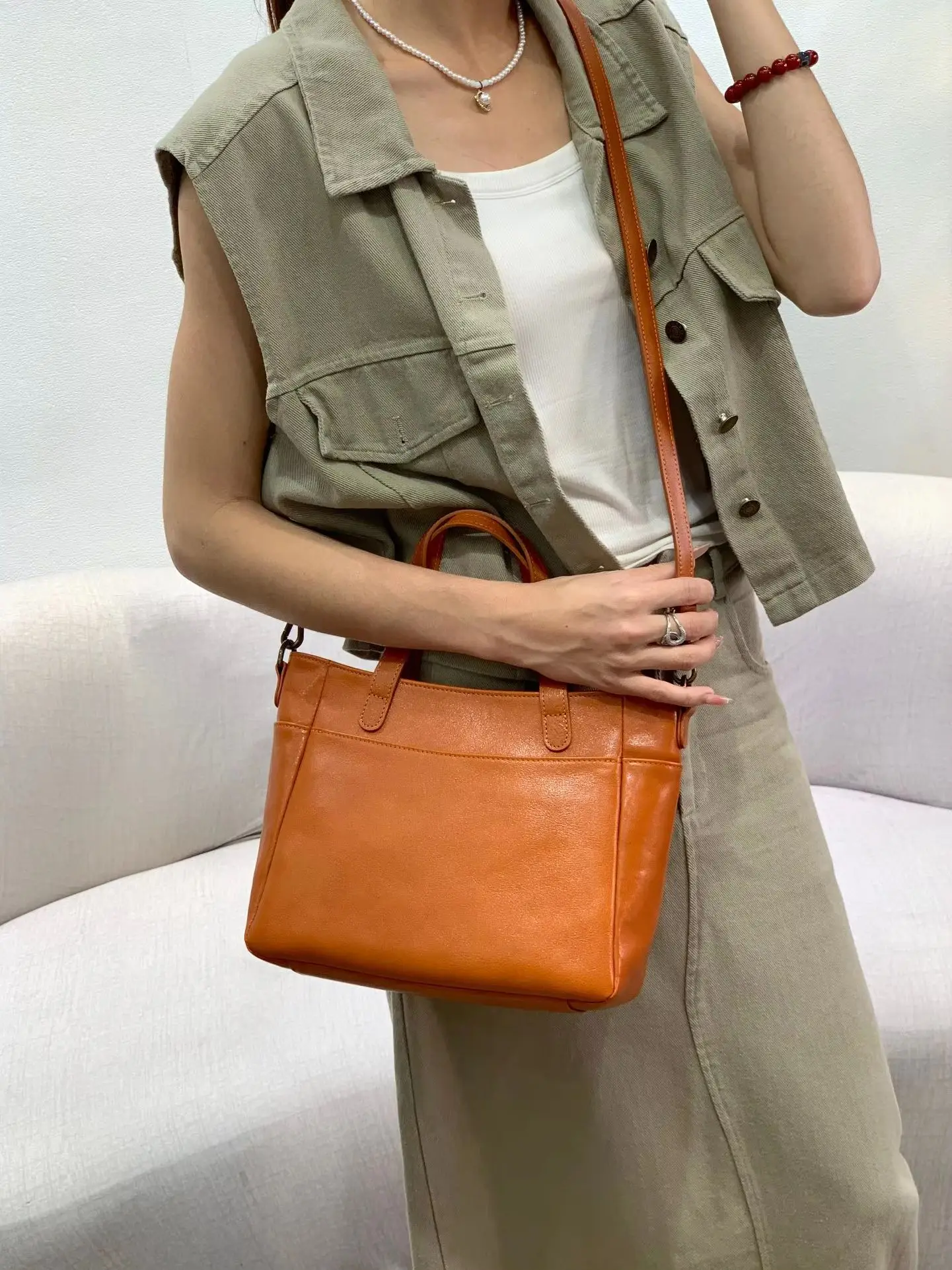 Top Grain Cowhide Women's Tote Bag Luxury Designer Brand Ladeis Bucket Bag Cow Leather Female Fashion Shoulder Crossbody Handbag
Top Grain Cowhide Women's Tote Bag Luxury Designer Brand Ladeis Bucket Bag Cow Leather Female Fashion Shoulder Crossbody Handbag