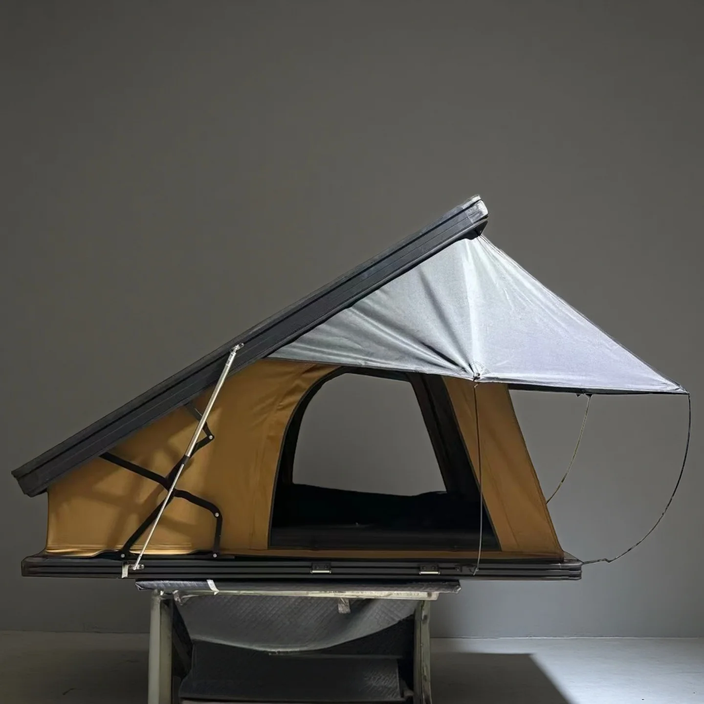 2-3 Person Pop-up Aluminum Hardshell Waterproof Car Roof Tent for 4 Seasons Adventures
2-3 Person Pop-up Aluminum Hardshell Waterproof Car Roof Tent for 4 Seasons Adventures