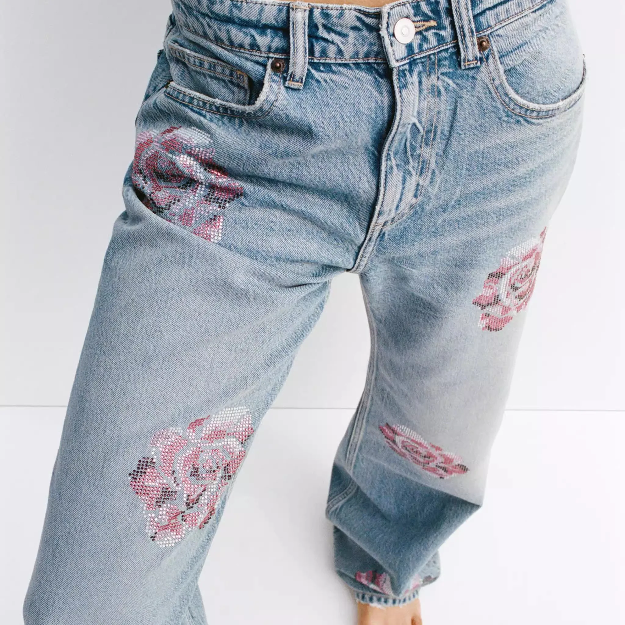 Лето 2024, новые повседневные свободные широкие джинсы, женские модные синие джинсовые брюки со средней талией, украшенные бриллиантами, прямой крой
Лето 2024, новые повседневные свободные широкие джинсы, женские модные синие джинсовые брюки со средней талией, украшенные бриллиантами, прямой крой