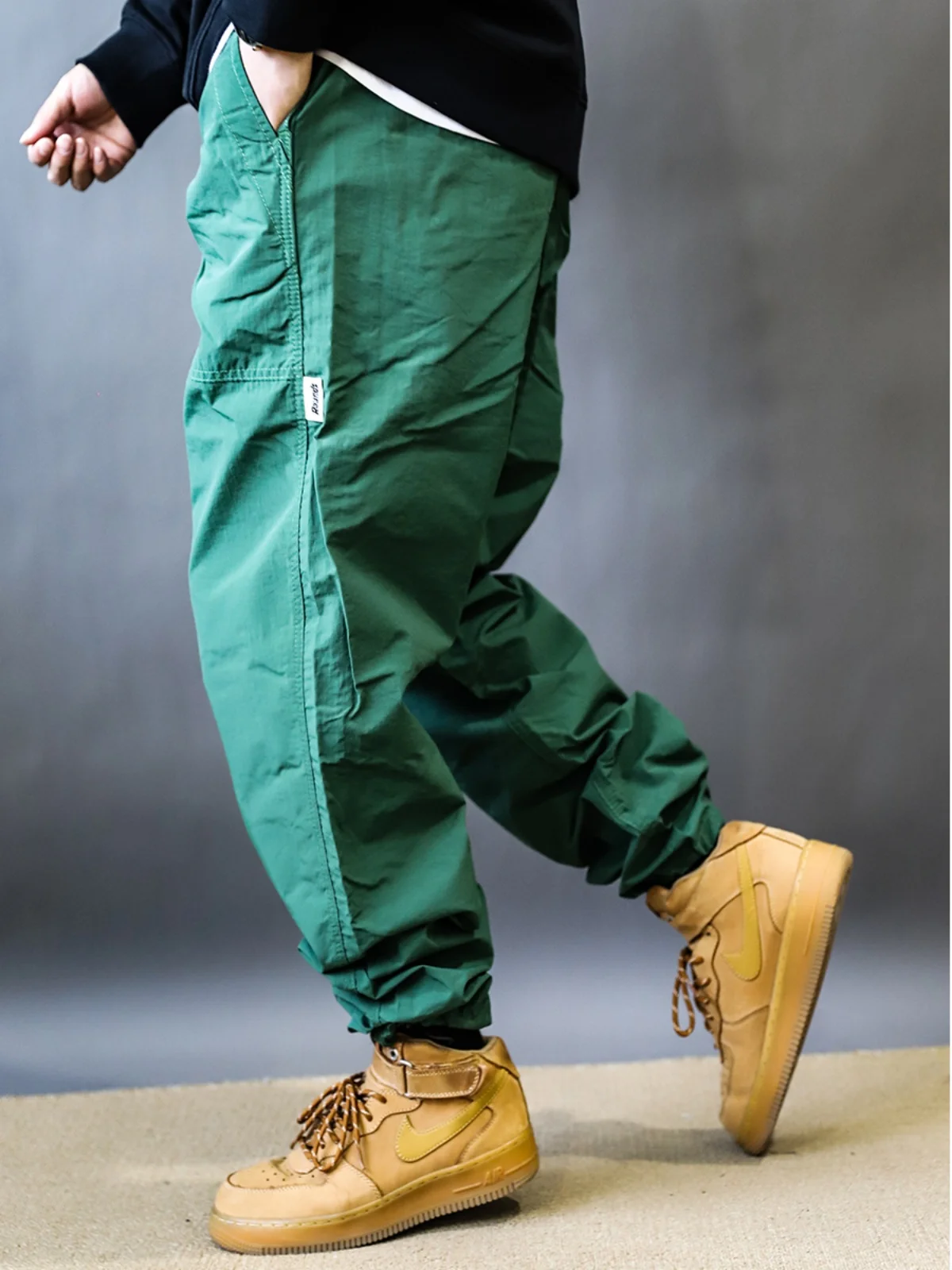 Trendy Lightweight Qui Dry Color Loose Fit Dstring Casual Sports Pants for Men Breathable Comfortable Long Trousers
Trendy Lightweight Qui Dry Color Loose Fit Dstring Casual Sports Pants for Men Breathable Comfortable Long Trousers