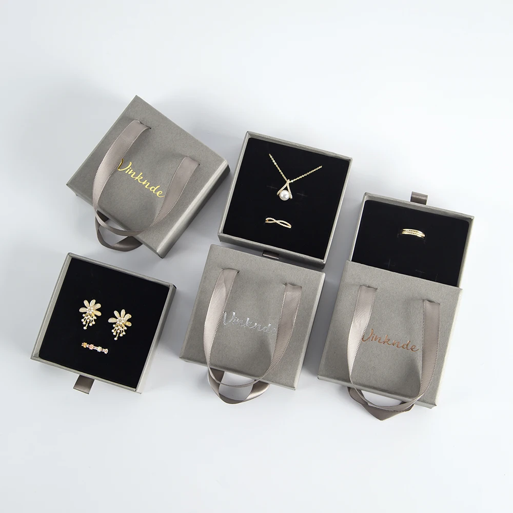 Custom Logo Grey Sliding Drawers Paper Luxury Jewelry Packaging Cute Paper Gift Box with Handle for Necklace Jewelry Storage
Custom Logo Grey Sliding Drawers Paper Luxury Jewelry Packaging Cute Paper Gift Box with Handle for Necklace Jewelry Storage