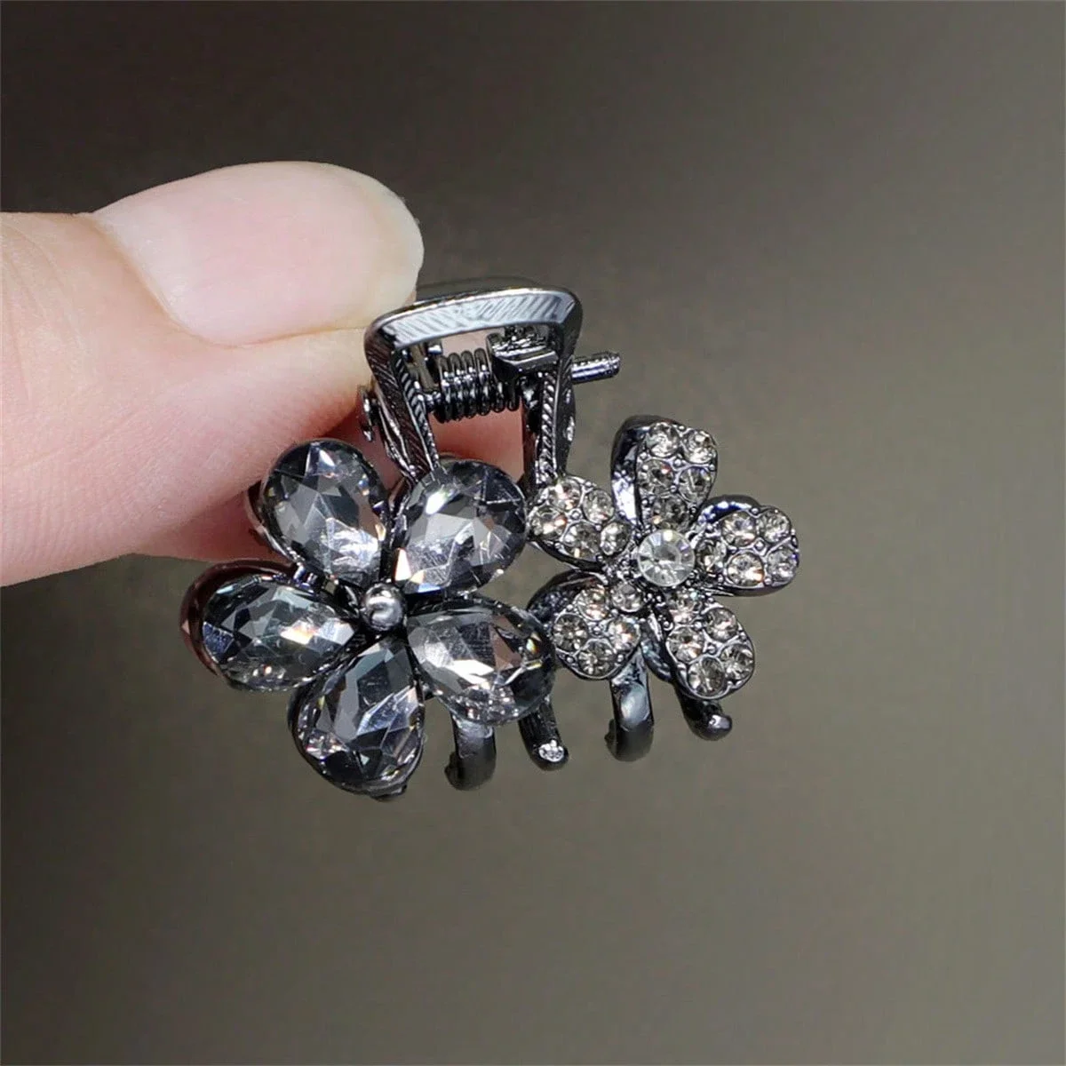 Elegant Crystal Flower Hair Claw Clip For Women
Elegant Crystal Flower Hair Claw Clip For Women