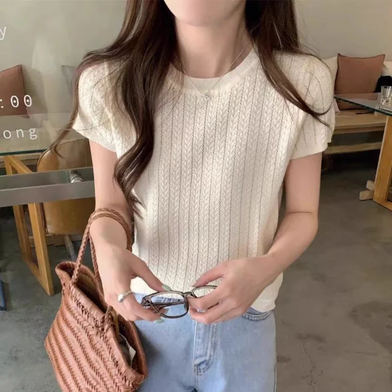 Summer new wool T-shirt casual solid color knitted sweater short sleeved women's hollow top loose O-neck pullover sweater
Summer new wool T-shirt casual solid color knitted sweater short sleeved women's hollow top loose O-neck pullover sweater