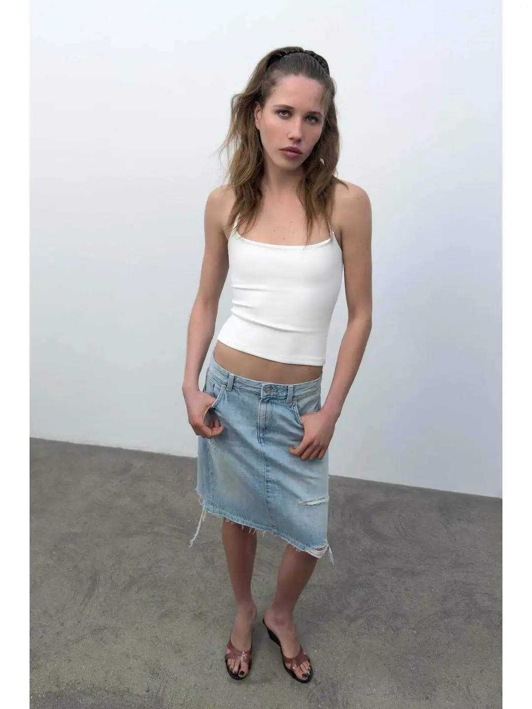 Unfinished Hem Denim Skirt Decorative Layer Hole mid Waist A-Line Skirt City Walk Spring 2026 Ladies Fashion Half Body Skirt
Unfinished Hem Denim Skirt Decorative Layer Hole mid Waist A-Line Skirt City Walk Spring 2026 Ladies Fashion Half Body Skirt
