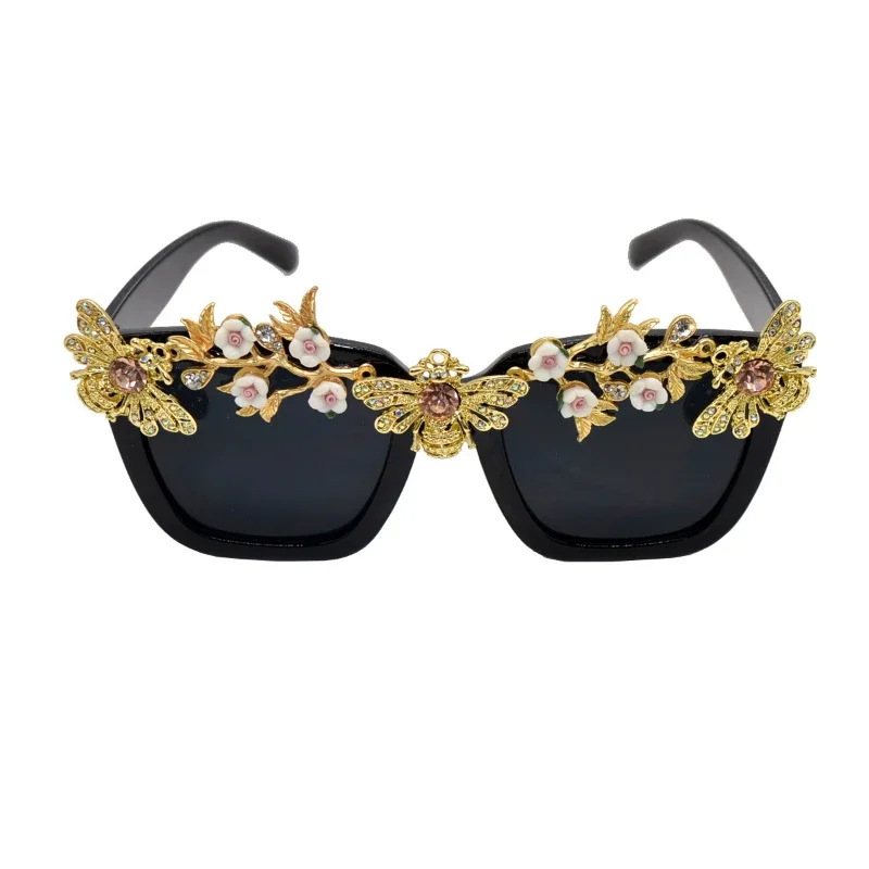 2023 New Diamond Sunglasses Ladies Brand Designer Party Ladies Glasses Rhinestone Season Bee Eyewear Lunette De Soleil Femme
2023 New Diamond Sunglasses Ladies Brand Designer Party Ladies Glasses Rhinestone Season Bee Eyewear Lunette De Soleil Femme