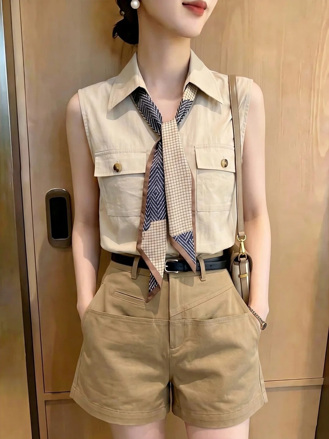 2026 Summer Commute Sleeveless Collared Women's Top Versatile Simple Design Fashionable Silk Straight Cut Korean Style
2026 Summer Commute Sleeveless Collared Women's Top Versatile Simple Design Fashionable Silk Straight Cut Korean Style
