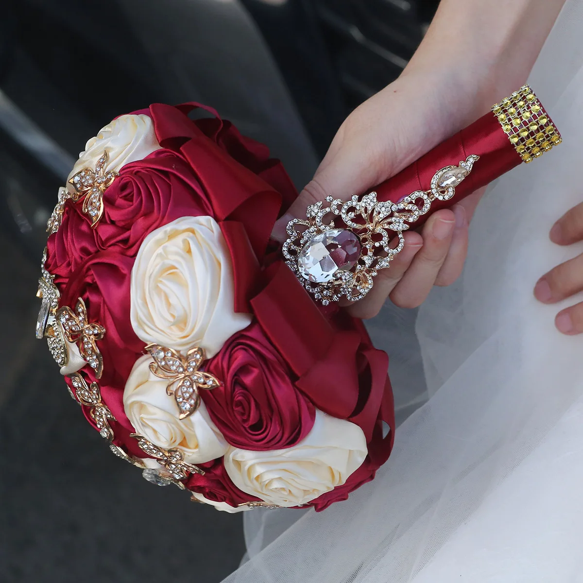 Bling Red Crystals Wedding Bouquets Artificial Satin Roses Dark Green Ivory Bridal Flowers Bouquet Wedding Accessories
Bling Red Crystals Wedding Bouquets Artificial Satin Roses Dark Green Ivory Bridal Flowers Bouquet Wedding Accessories