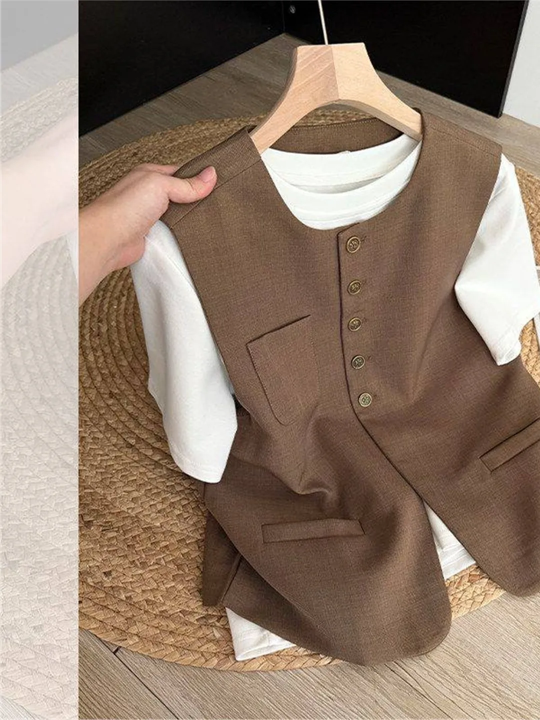 Brown Suit Vest Women's Spring Vintage Sleeveless Layering Design Unique Shoulder Pad Jacket Buttoned Outerwear Regular Fit
Brown Suit Vest Women's Spring Vintage Sleeveless Layering Design Unique Shoulder Pad Jacket Buttoned Outerwear Regular Fit