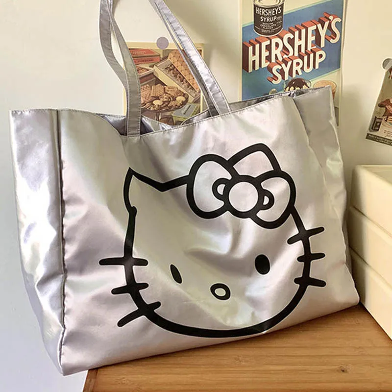 Модная большая вместительная сумка-тоут Hello Kitty в стиле ретро, кавайная сумка на плечо, модная серебряная сумка через плечо, модная игрушка в стиле аниме для девочек, подарок
Модная большая вместительная сумка-тоут Hello Kitty в стиле ретро, кавайная сумка на плечо, модная серебряная сумка через плечо, модная игрушка в стиле аниме для девочек, подарок