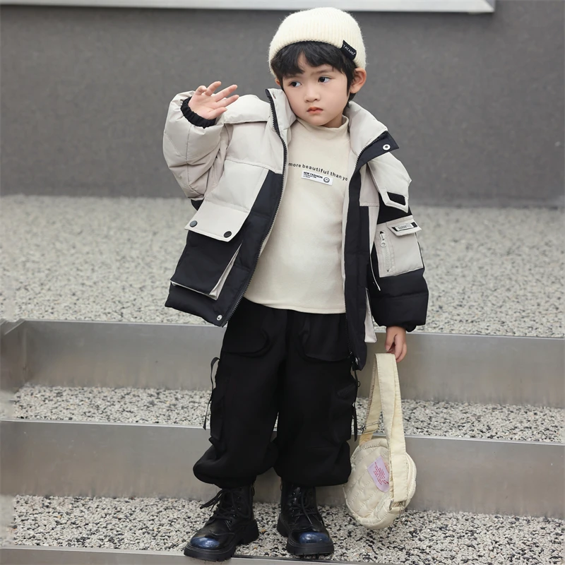 Зимняя куртка для мальчиков из утолщенного хлопка, детская пуховая одежда, модная молодежная куртка с капюшоном на молнии, удлиненная, с воротником-стойкой
Зимняя куртка для мальчиков из утолщенного хлопка, детская пуховая одежда, модная молодежная куртка с капюшоном на молнии, удлиненная, с воротником-стойкой