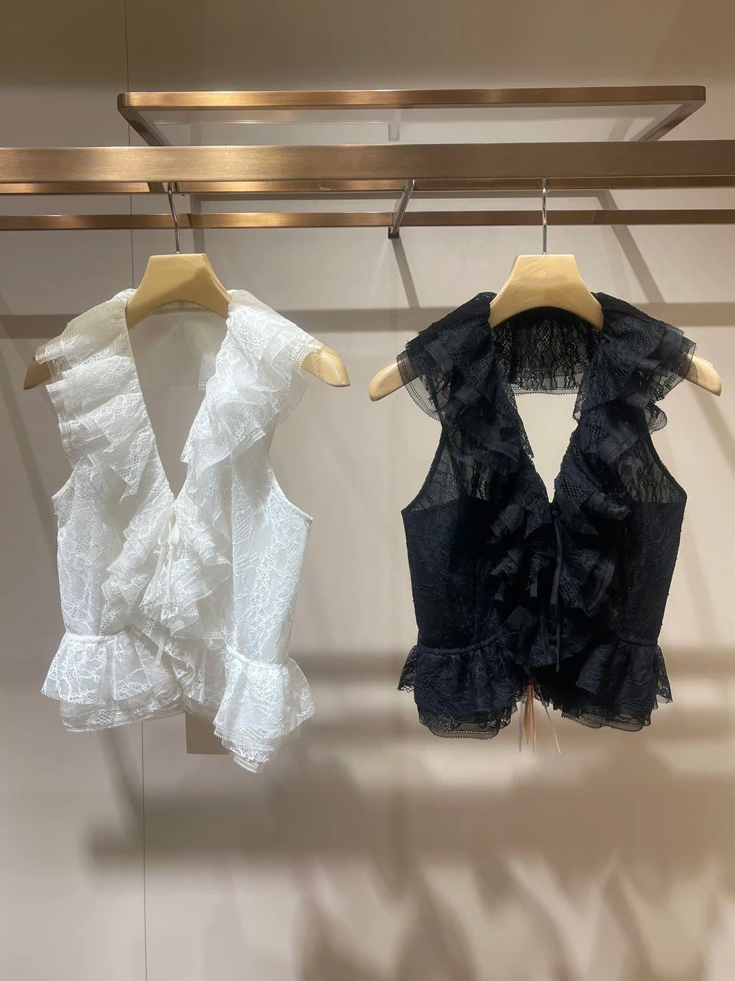 Elegant Lace Sleeveless Shirt for Women Unique Beautiful Summer Fashion High Waist French Style Polyester Fiber V-Neck Short ...
Elegant Lace Sleeveless Shirt for Women Unique Beautiful Summer Fashion High Waist French Style Polyester Fiber V-Neck Short ...