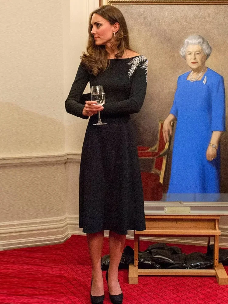 Женское модельное платье принцессы Kate, новое дизайнерское Повседневное платье высокого качества, элегантное черное платье с бисером и стразами в стиле Звезд, весна-осень
Женское модельное платье принцессы Kate, новое дизайнерское Повседневное платье высокого качества, элегантное черное платье с бисером и стразами в стиле Звезд, весна-осень