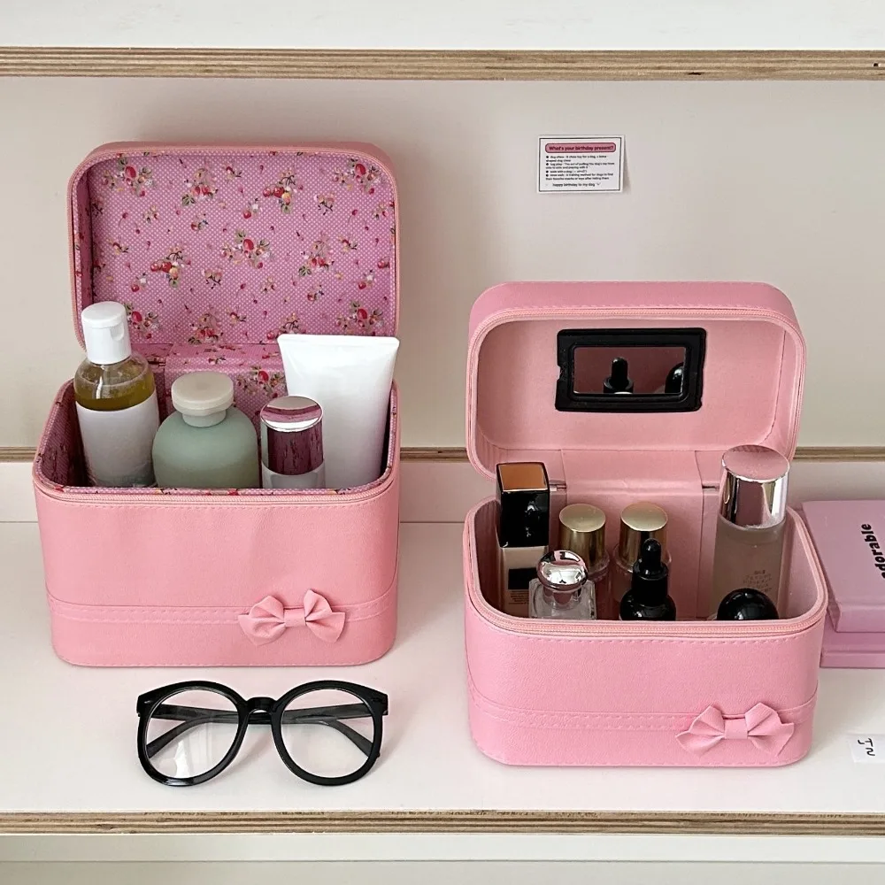 Pink Bow PU Leather Makeup Bag Portable Large Capacity Skincare Product Storage Box Waterproof Alloy Handle Handheld Makeup Case
Pink Bow PU Leather Makeup Bag Portable Large Capacity Skincare Product Storage Box Waterproof Alloy Handle Handheld Makeup Case