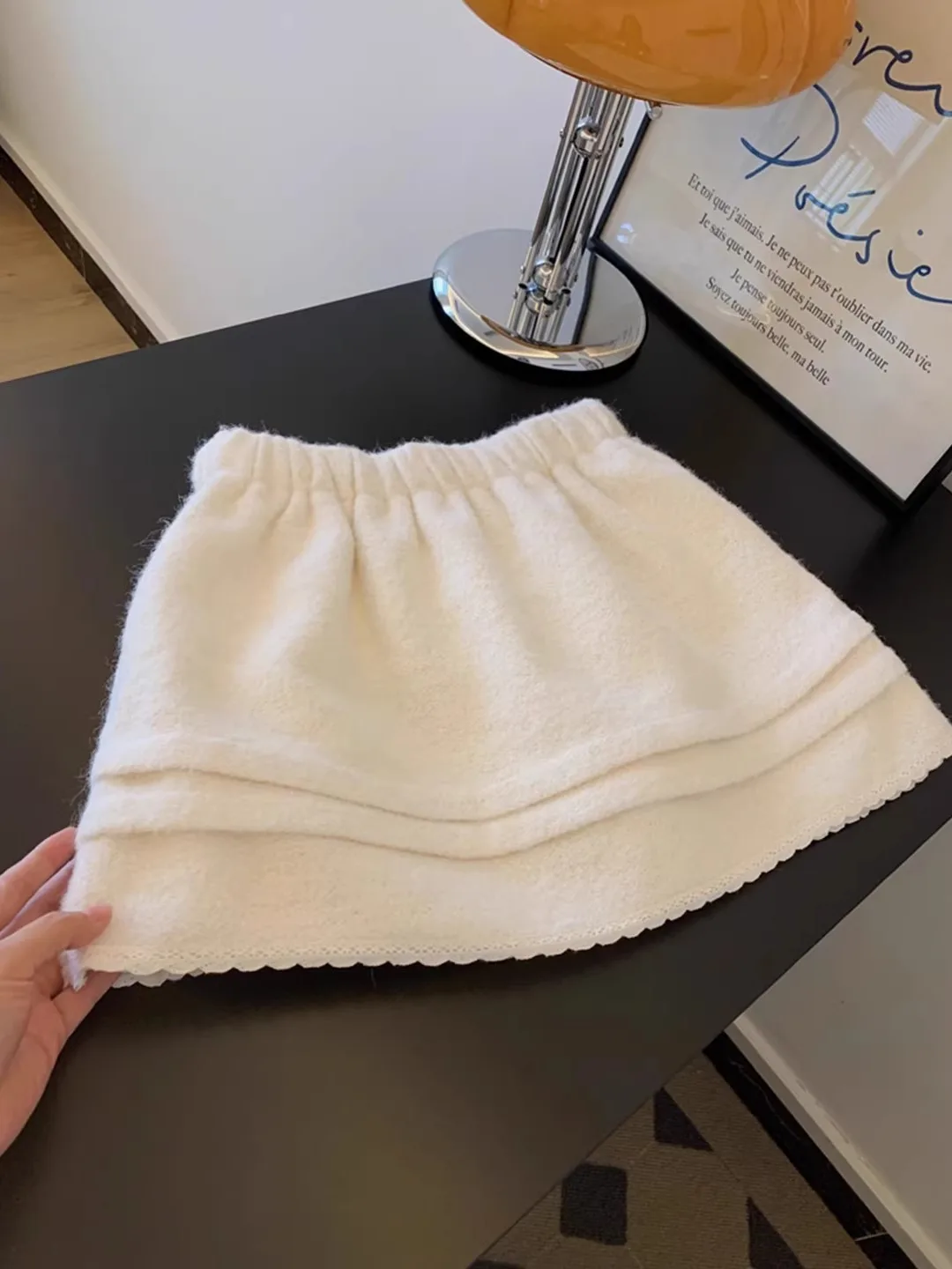 Юбка А-силуэта бежевого цвета с кружевной отделкой, шерстяная, средней длины, женская, новая коллекция 2026 года, маленький размер, осень-зима, премиум-класс
Юбка А-силуэта бежевого цвета с кружевной отделкой, шерстяная, средней длины, женская, новая коллекция 2026 года, маленький размер, осень-зима, премиум-класс