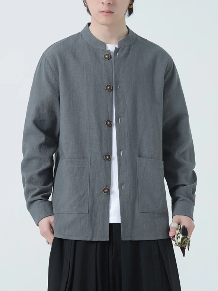 Летняя мужская верхняя одежда из хлопка и льна Lin Men: новая китайская модель, тонкое пальто для молодежи, модный фасон, ощущение прохлады, приталенный крой.
Летняя мужская верхняя одежда из хлопка и льна Lin Men: новая китайская модель, тонкое пальто для молодежи, модный фасон, ощущение прохлады, приталенный крой.