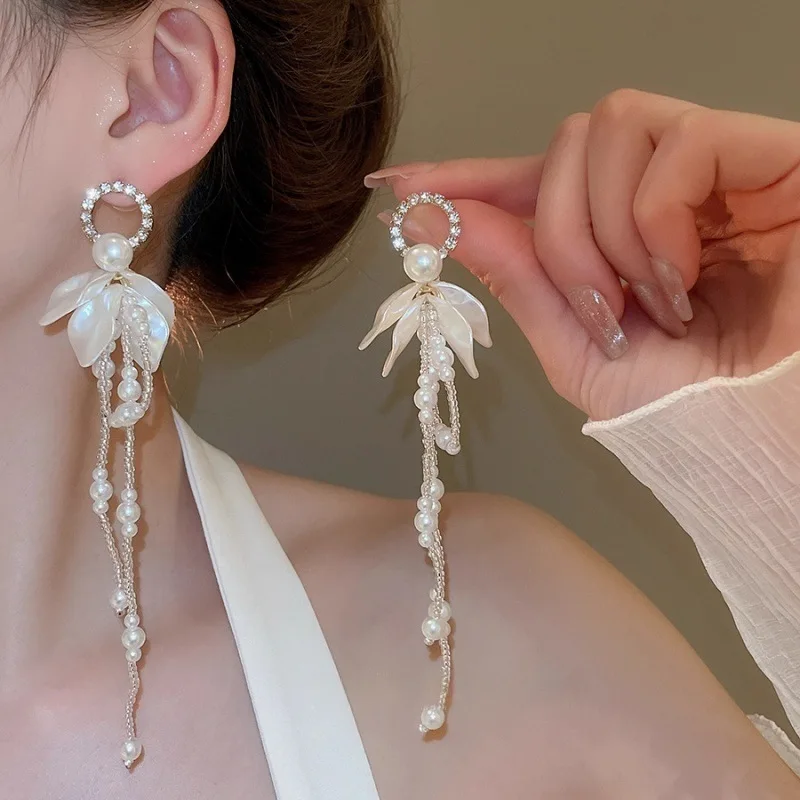 Beaded petals pearl fringed earrings shell exaggerated earrings
Beaded petals pearl fringed earrings shell exaggerated earrings