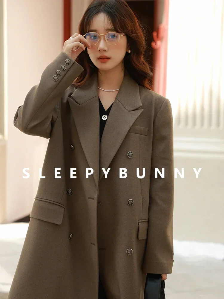 Retro Style Double-Breasted Wool-Like Coat Women Elegant Office Overcoat Classic Lapel Collar Warm 2025 Winter Chic Outerwear
Retro Style Double-Breasted Wool-Like Coat Women Elegant Office Overcoat Classic Lapel Collar Warm 2025 Winter Chic Outerwear