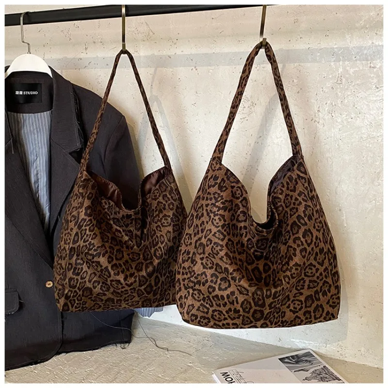 Сумка на плечо женская 2026 года, новая, с леопардовым принтом, вместительная, простая, премиум-класса, сумка-тоут
Сумка на плечо женская 2026 года, новая, с леопардовым принтом, вместительная, простая, премиум-класса, сумка-тоут