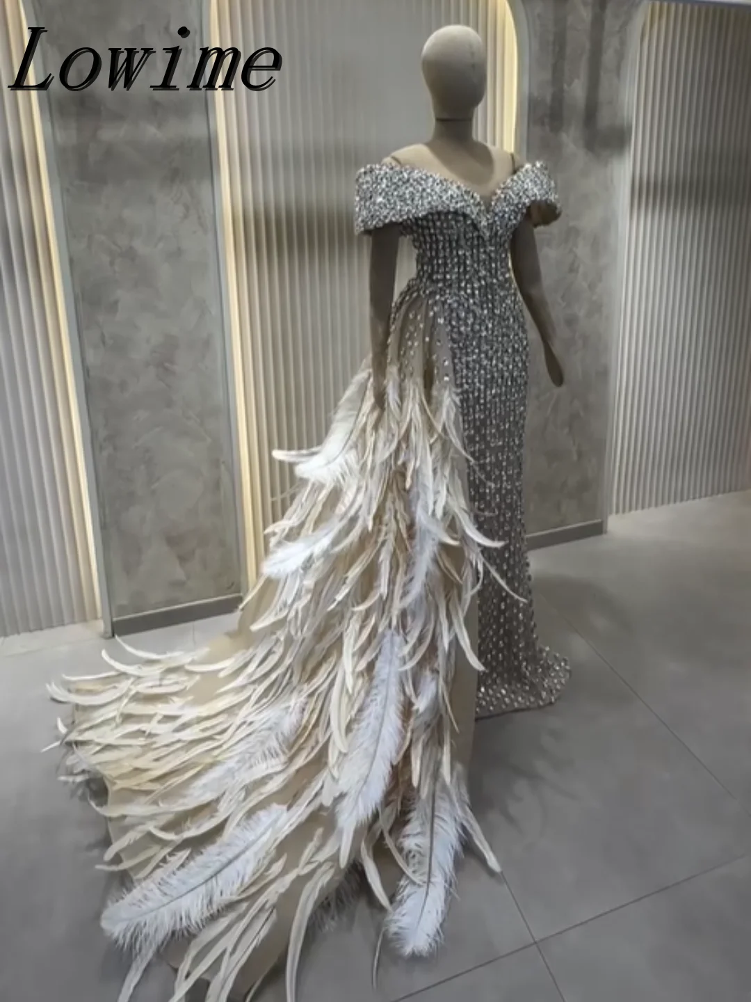 Customized 2025 Sparkly Full Rhinestones Evening Dresses Feathers Train Formal Occasion Dress Beading Dress Vestidos De Cóctel
Customized 2025 Sparkly Full Rhinestones Evening Dresses Feathers Train Formal Occasion Dress Beading Dress Vestidos De Cóctel