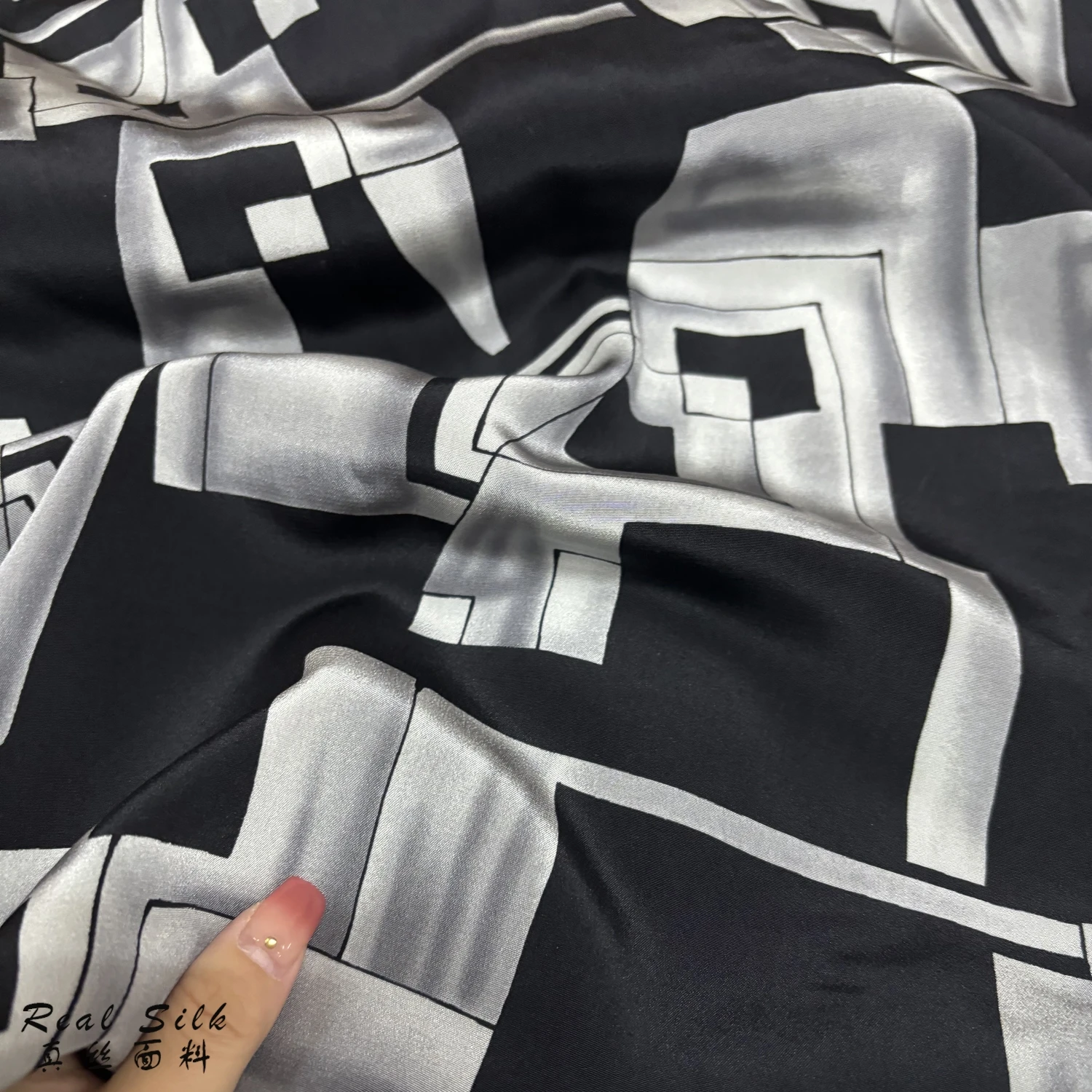 Black Gray Irregular Geometric Pattern 28 Momme Silk Crepe De Chine Fabric Satin Fabric Soft Skin-Friendly
Black Gray Irregular Geometric Pattern 28 Momme Silk Crepe De Chine Fabric Satin Fabric Soft Skin-Friendly