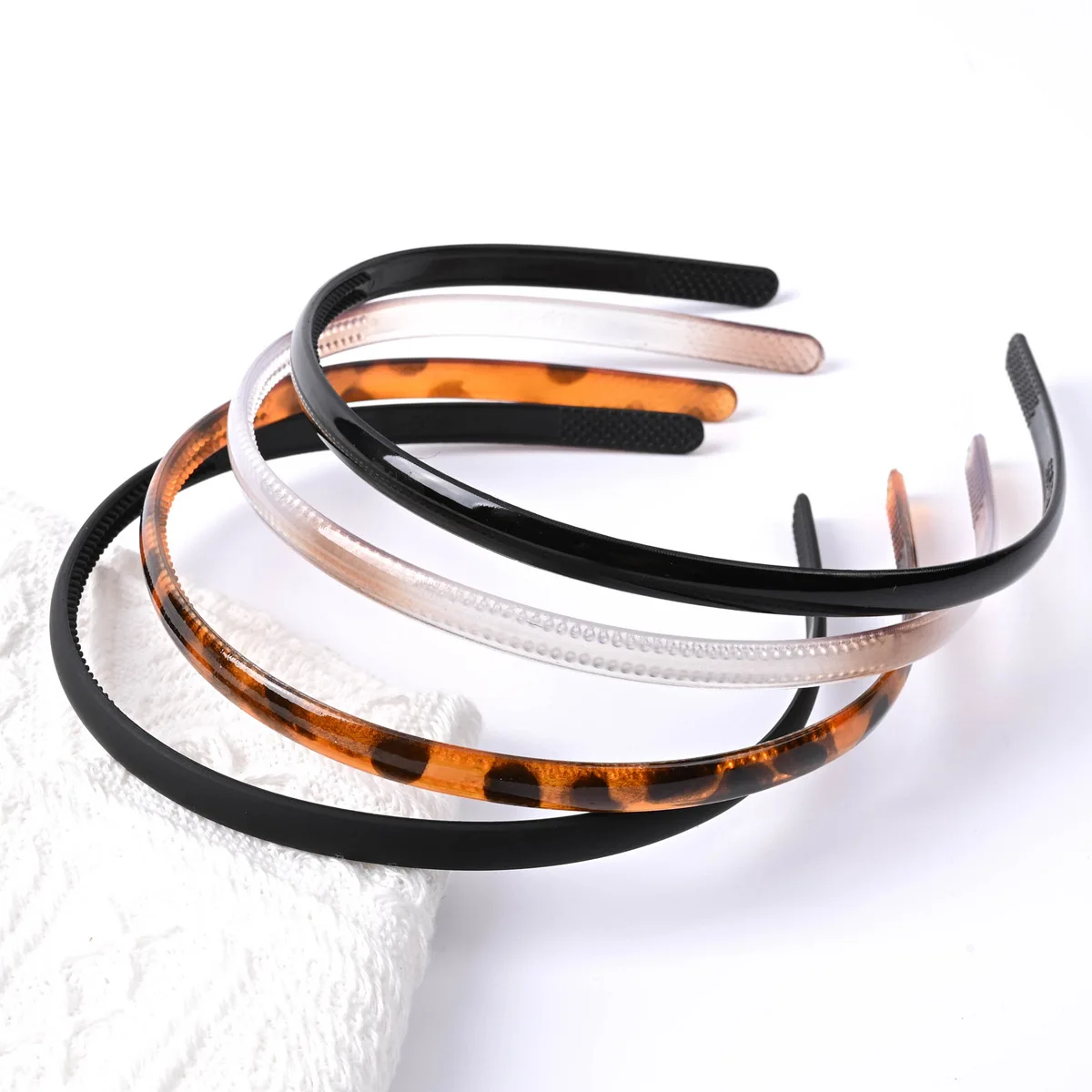 Random 2 packs - thin toothed headband, simple and versatile, new face wash hairpin, daily broken hair, glossy makeup, hair bundle, headband, headdress.
Random 2 packs - thin toothed headband, simple and versatile, new face wash hairpin, daily broken hair, glossy makeup, hair bundle, headband, headdress.