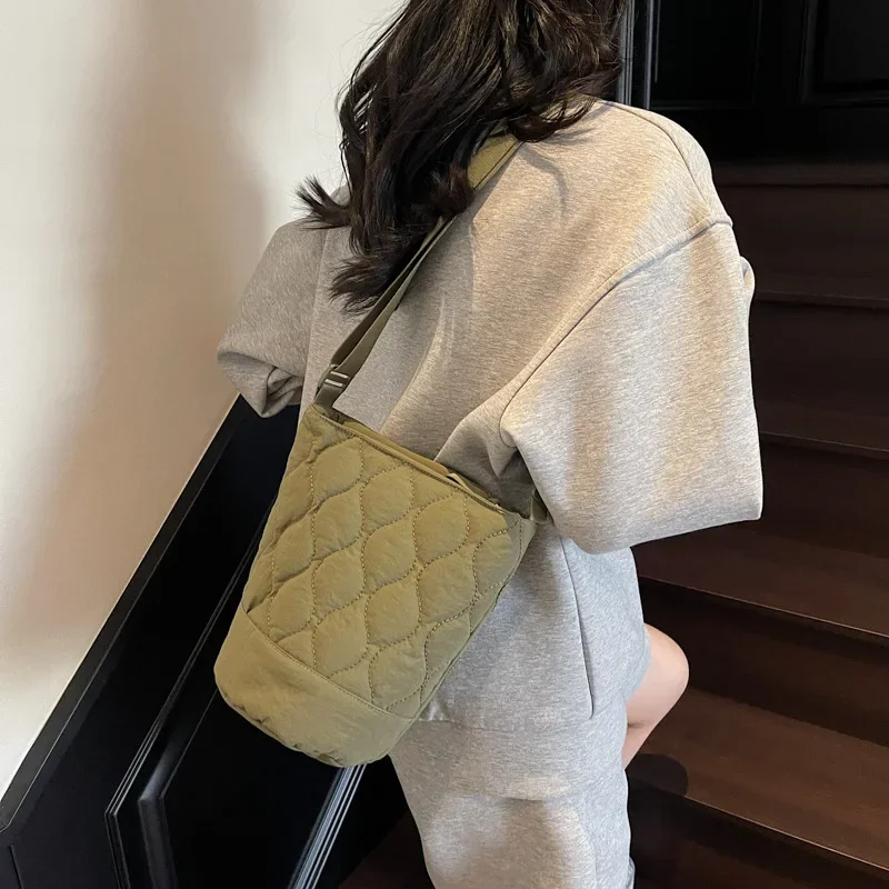 2025 Women's Lazy-style Underarm Tote Messenger Bag. Large-capacity Ruiying Canvas, Perfect for Student Commuting and Daily Use
2025 Women's Lazy-style Underarm Tote Messenger Bag. Large-capacity Ruiying Canvas, Perfect for Student Commuting and Daily Use