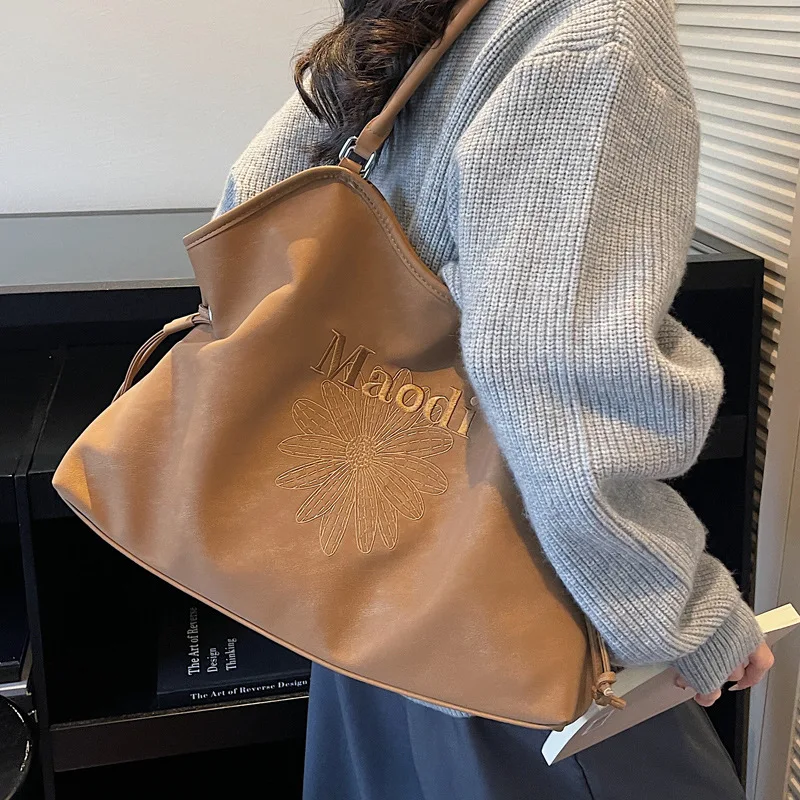 Винтажная сумка-тоут для женщин, большая вместимость, новинка осени и зимы 2025 года, универсальная повседневная сумка через плечо, дорожная сумка для студентов колледжа
Винтажная сумка-тоут для женщин, большая вместимость, новинка осени и зимы 2025 года, универсальная повседневная сумка через плечо, дорожная сумка для студентов колледжа