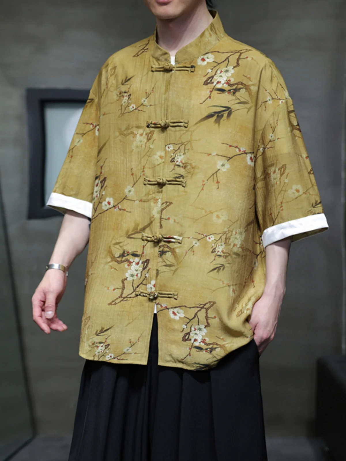 Новая мужская летняя рубашка из китайского шелка с коротким рукавом, модный бренд, с принтом Ханьфу, на семи пуговицах, свободного кроя, дышащая
Новая мужская летняя рубашка из китайского шелка с коротким рукавом, модный бренд, с принтом Ханьфу, на семи пуговицах, свободного кроя, дышащая