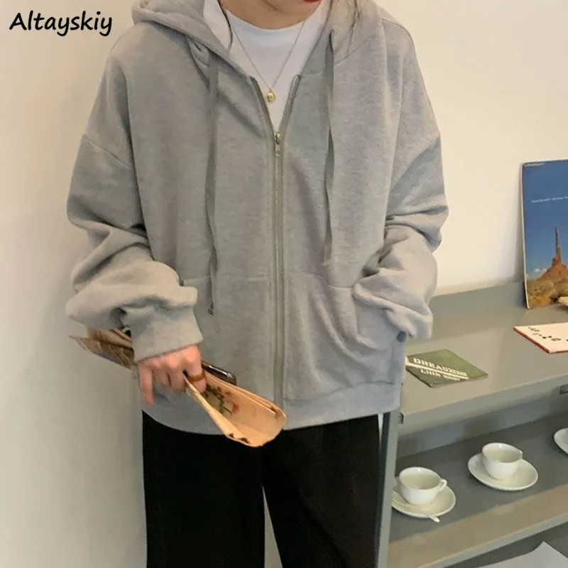 Куртка Женская Базовая однотонная с капюшоном, модная свободная простая Куртка на молнии в Корейском стиле, универсальная шикарная одежда для студентов
Куртка Женская Базовая однотонная с капюшоном, модная свободная простая Куртка на молнии в Корейском стиле, универсальная шикарная одежда для студентов