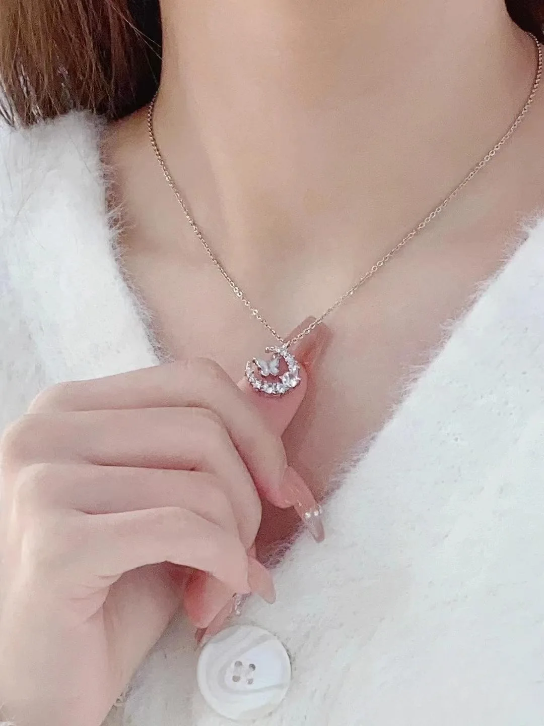 New Butterfly Pendant Necklace for Women Sweet White Blue Zircon Moon Necklace Choker Chain Wedding Party Jewelry
New Butterfly Pendant Necklace for Women Sweet White Blue Zircon Moon Necklace Choker Chain Wedding Party Jewelry