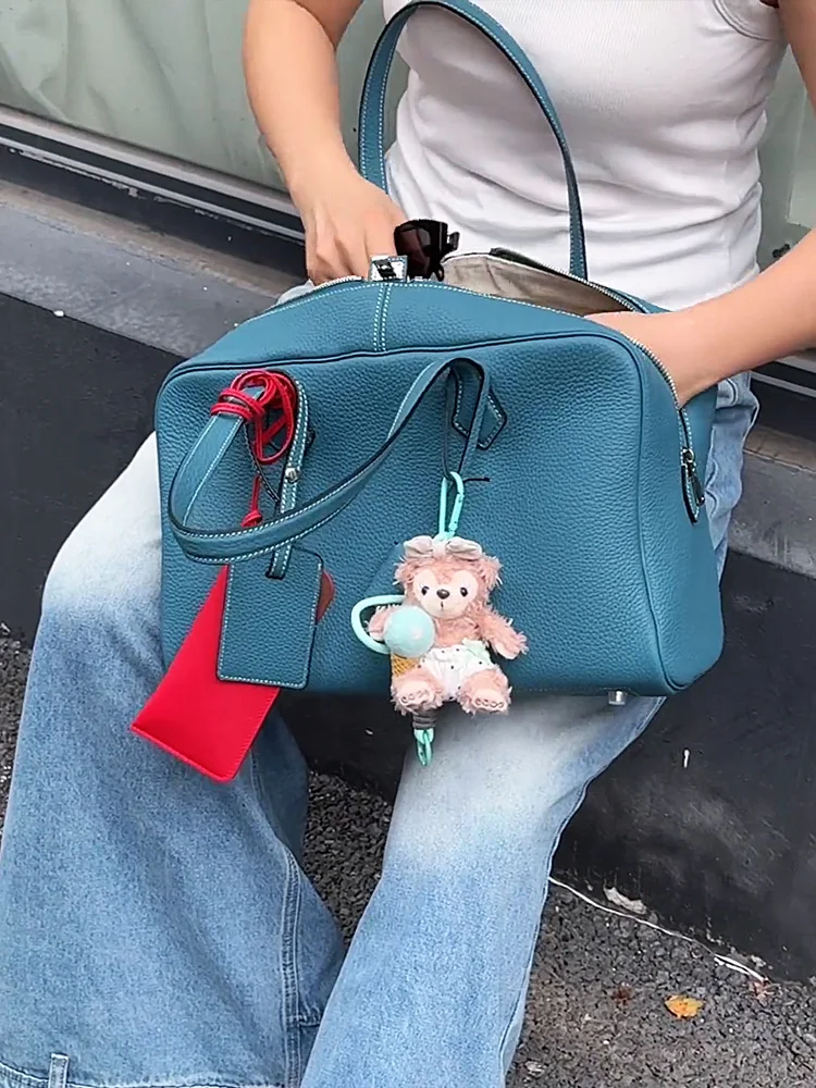 Large Capaci Leather Victoria Single oulder Tote Bag Women's 2025 New High-End Bowling Boston Bag Soft Handbag 
Large Capaci Leather Victoria Single oulder Tote Bag Women's 2025 New High-End Bowling Boston Bag Soft Handbag